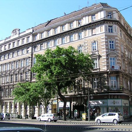 Eitans Guesthouse Будапеща Екстериор снимка