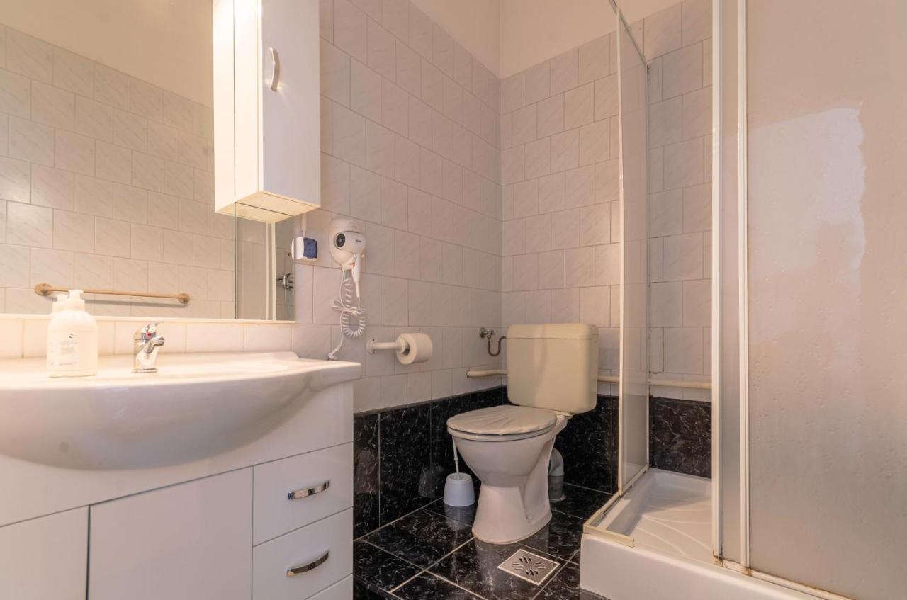 Eitans Guesthouse Будапеща Екстериор снимка