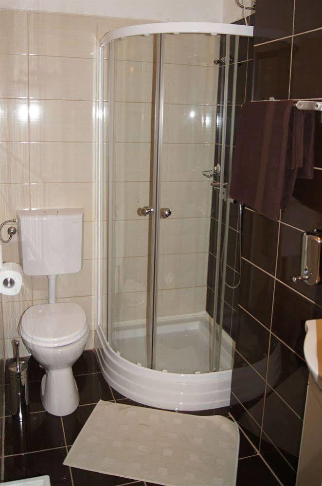 Eitans Guesthouse Будапеща Екстериор снимка